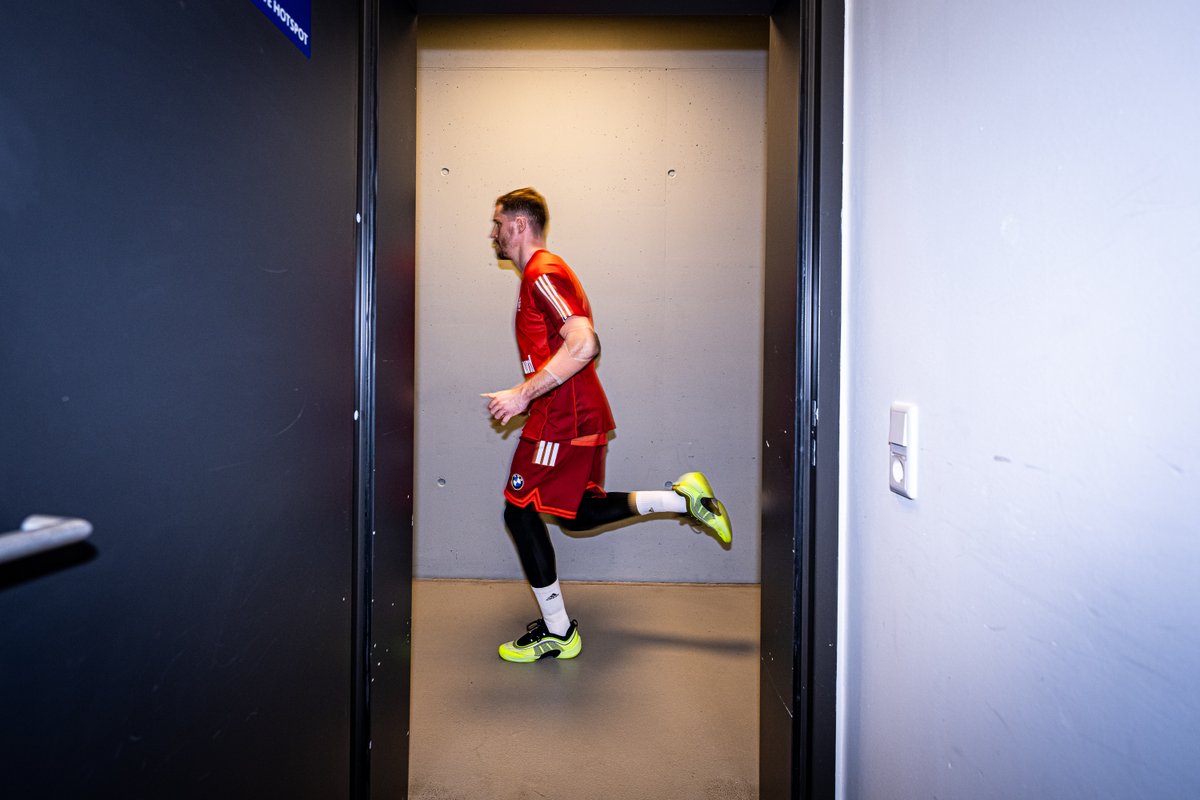 FCBBasketball's tweet photo. Wir gehen rein da! Diese Jungs beginnen bei uns: Da Silva, Jessup, Kratzer, Obst und Hollatz. 

Jetzt live bei Dyn.

#FCBB #OLDFCB #BBL (c) fotoduda https://t.co/Ca03WTalHl