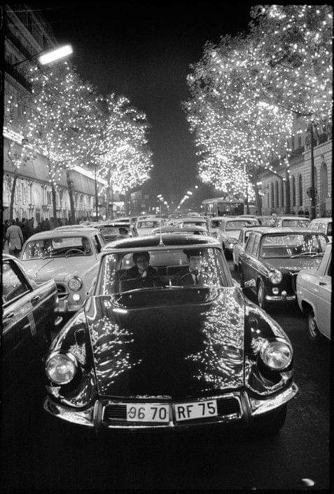 ParisAMDParis's tweet image. 📸 Bruno Barbey. 
Reflet de Noël sur une DS
1967. Paris