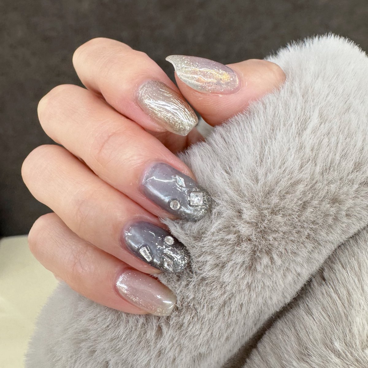 ホリデーシーズンらしくキラキラさせつつ、ブルーグレーのマグフラで色味は落ち着いた感じに。
小さいパーツのコーティング全体に広げたら凸凹になったからパーツだけ囲った方が良かった🥲

全てénoi
mf018 / f23
gloss clear &amp; white silver mix / mg206
CP4 / f23

#セルフネイル
#ジェルネイル