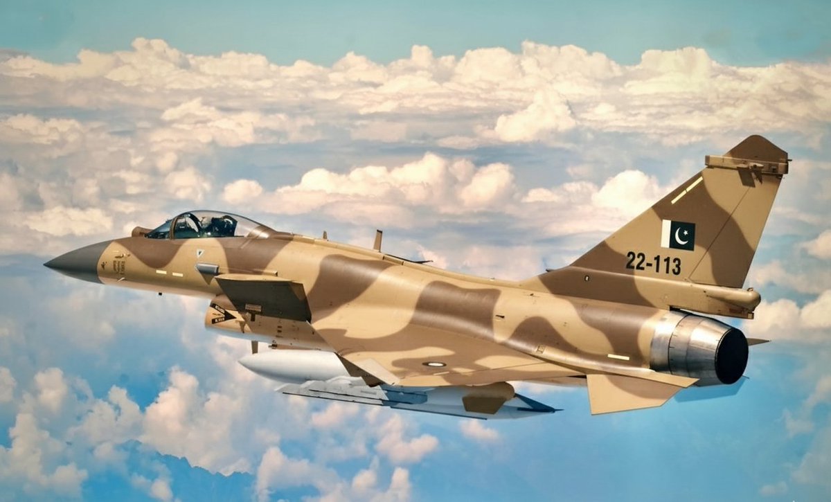 altfoxb's tweet image. I posted these pictures from my previous account on the possibility of seeing top tier fighters in desert camouflage. Here its again. Treat for avgeeks.