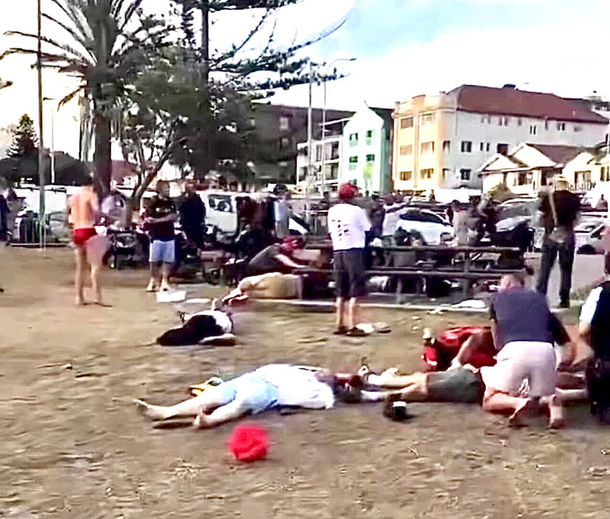 Minstens 11 vermoorde mensen. In zwemkleding, dood, op de grond in het zand. Weer schieten ze op dansende mensen die niets vermoedend gewoon plezier maken. Ziet er uit als een foto van 7-10. Europa juicht deze mensen toe. Links vindt hier een geldige reden voor, want:  joden.