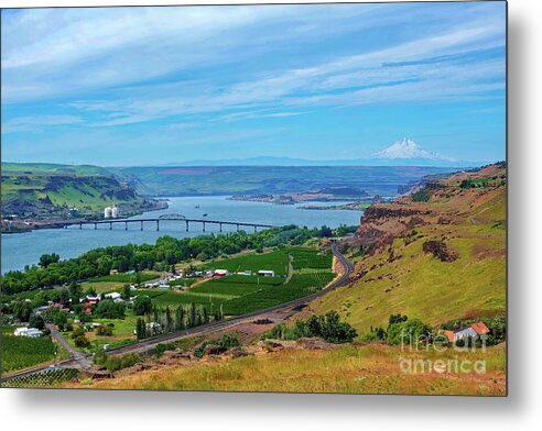 DMSCameraArts's tweet image. “One’s destination is never a place, but a new way of seeing things.”
~ Henry Miller

Scenic River Valley Basin and Distant MT. Hood Metal Print #view2 #overlooking #columbia #riverbasin #travelingWA #buyart #Beauty #Washington #grape #sceniclandscape #MTHood #vinefields