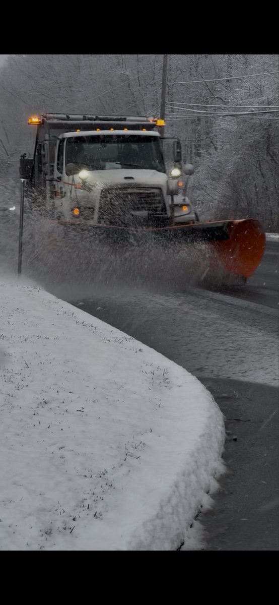 CTDOTOfficial's tweet image. Our snow fighting fleet is out in full force this morning, with hundreds of trucks out across the state ❄️ If you’re heading out this morning, please remember drivers have an important role to play — use caution, slow down, and don’t crowd the plow. 

#CTDOT #DontCrowdThePlow
