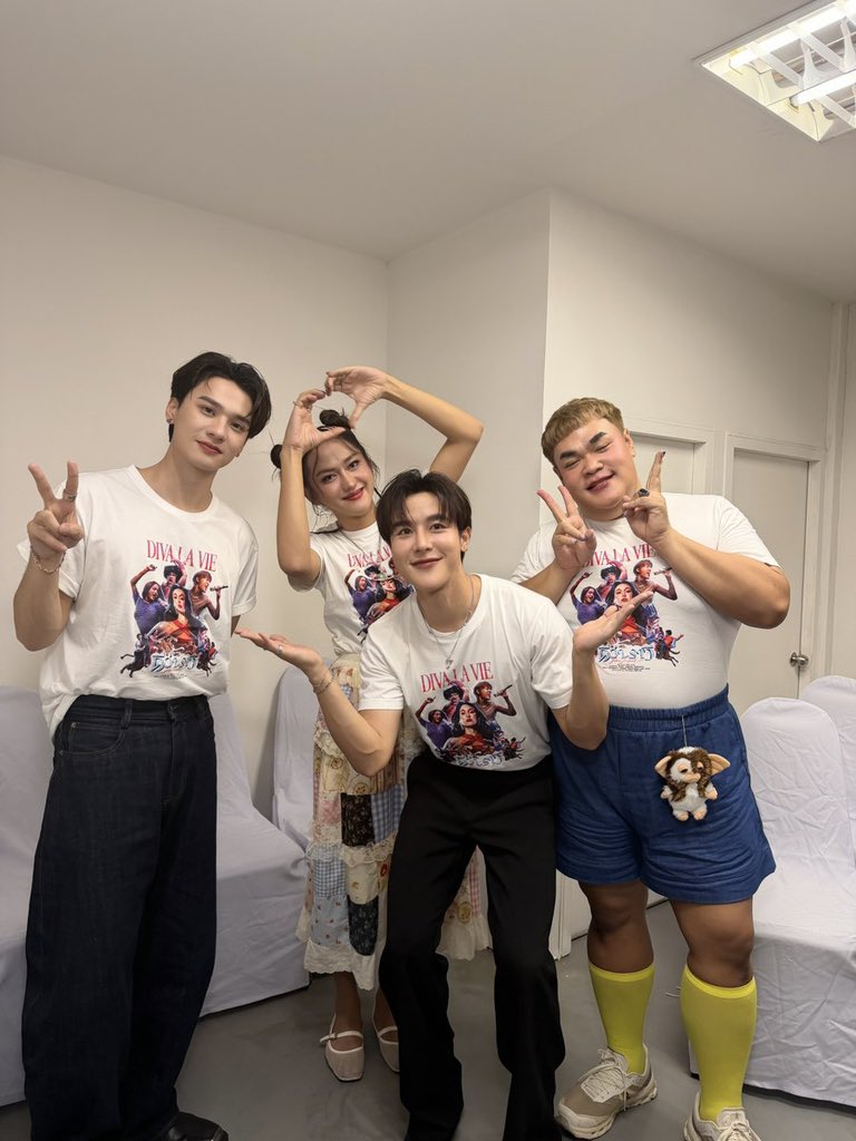 จบลงไปแล้วสำหรับ ดีว่าออนทัวร์ ราวี SPECIAL - SF โรบินสันฉะเชิงเทรา ✨️🎥

DIVA CHACHOENGSAO WITH KENG
#ดีว่าราวี #DivaLaVie

“เก่ง หฤษฎ์ บัวย้อย” รับบทเป็น ALEX KIM (อเล็กซ์ คิม) เคป๊อปสตาร์สุดหล่อในภาพยนตร์เรื่อง ดีว่า...ราวี ดูได้แล้ววันนี้ทุกโรงภาพยนตร์😎