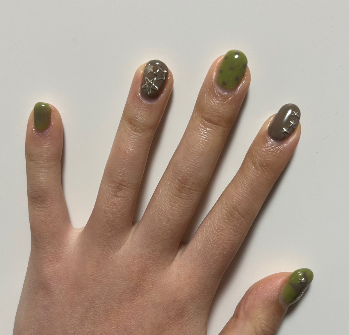 뉴네일..💅💅💅
혼자 찍느라 한 손뿐 흑🥹
(손에도 살이 찌네요.. 저 다이어트 재시작 했습니다 홧팅… 같이 하실 분 계시면 같이해요💕)