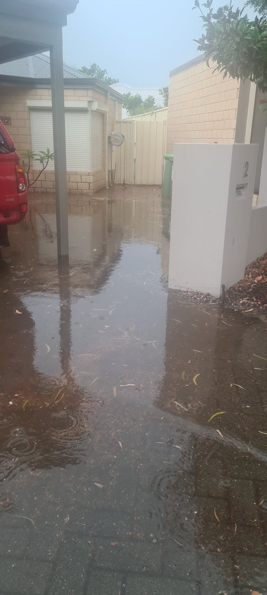 Hey <a href="/WestWXWatchers/">West WX Watchers 🌧️⛈️🌞⚡</a> I can find exactly sfa rainfall recordings on the shiny new BoM site from this afternoons storm from anywhere nearby. 😐
I'm not too far from WWXW headquarters - you got any localised rainfall tallies from yours, please mate?