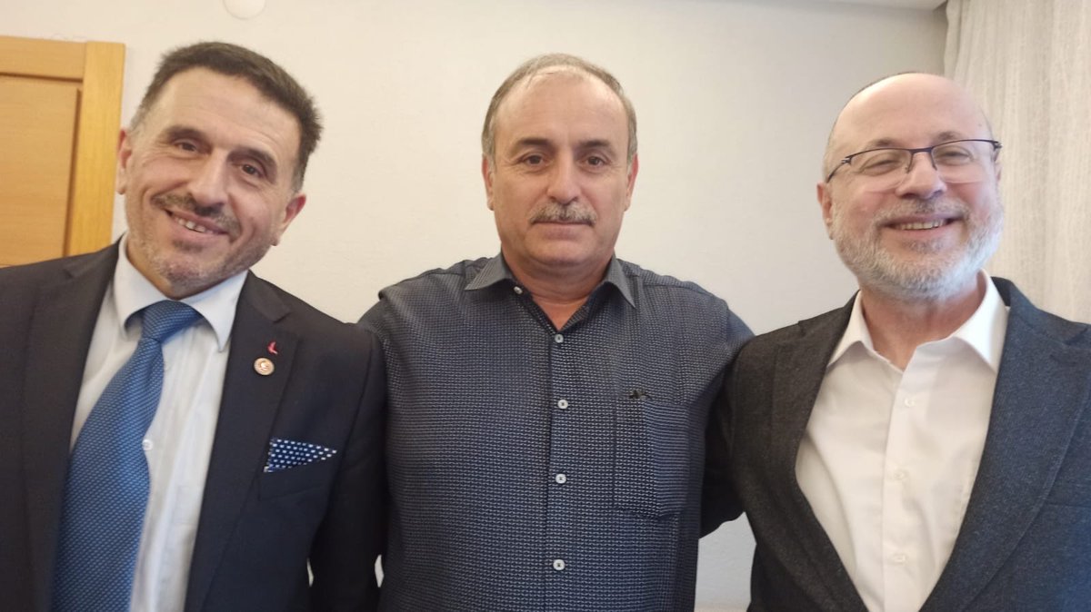 İlçe Başkanımız Hakan Gökcan, geçmiş dönem ilçe icra kurulu üyelerimizden Ahmet Avşar’a ziyarette bulundular.

Misafirperverliği için teşekkür ederiz.