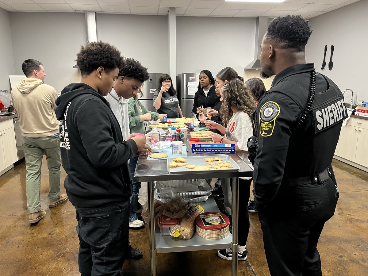 str8st's tweet image. We want to thank The Bridge Church for our meal last night and spending time with the students. Great night as the kitchen was open to make cookies and yea, we ended the night with cocoa and fresh cookies!