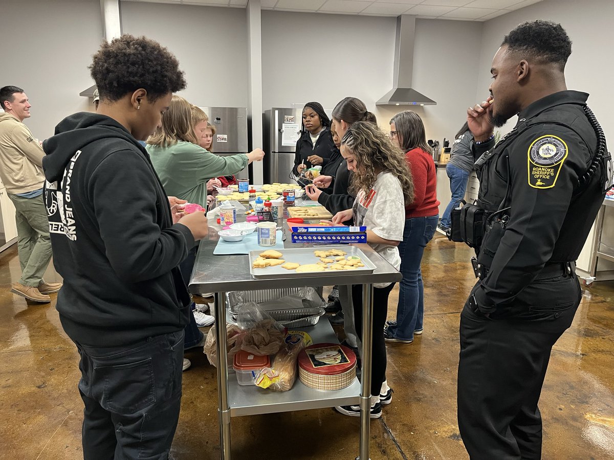 str8st's tweet image. We want to thank The Bridge Church for our meal last night and spending time with the students. Great night as the kitchen was open to make cookies and yea, we ended the night with cocoa and fresh cookies!