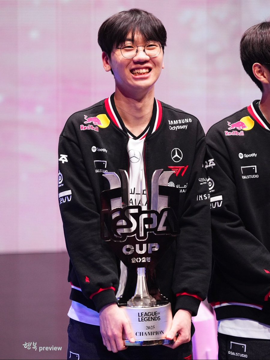 happiness_FD's tweet photo. 251214 케스파컵 우승!🏆 #T1WIN 
📸 preview 

도란이는 행복하다! 😁🐿👍

#T1 #도란 #doran #최현준 https://t.co/jKzpbC4zzS