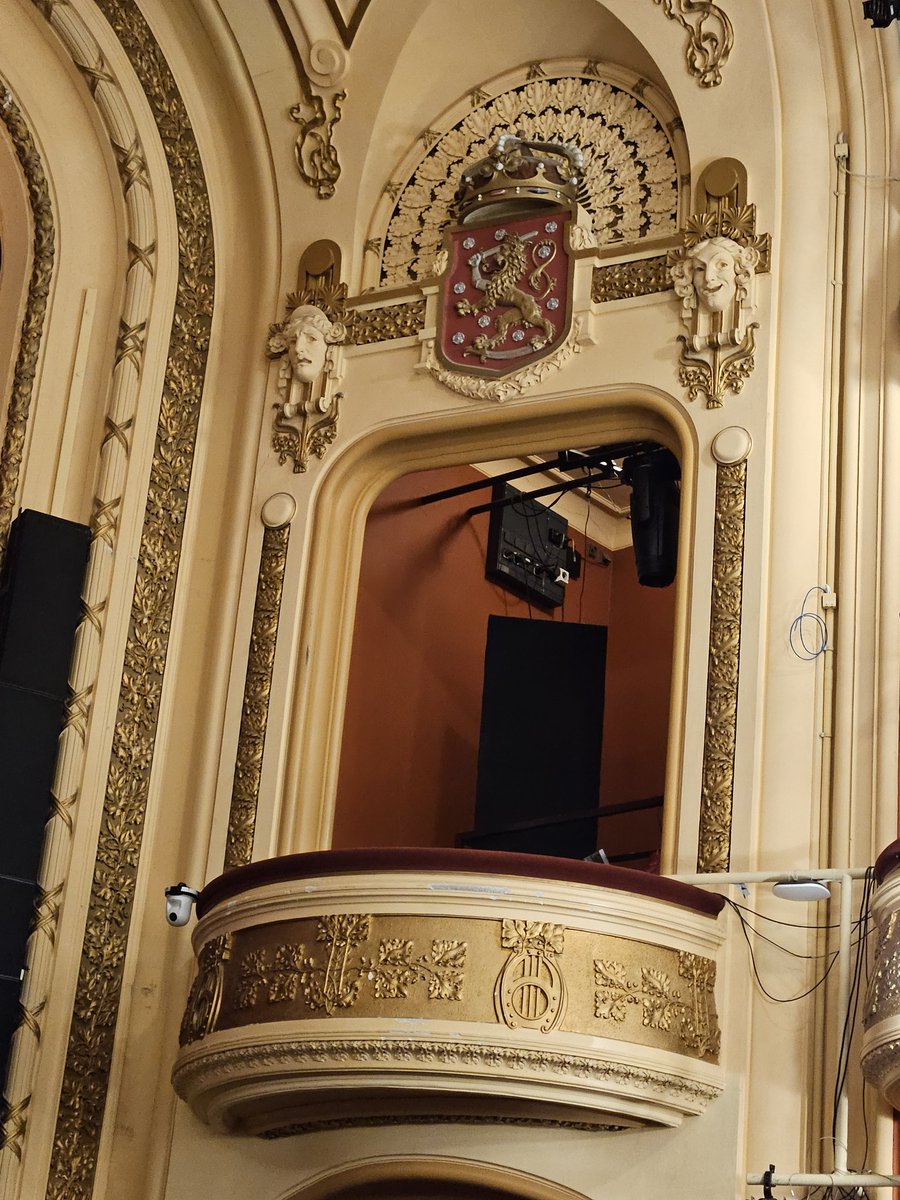 Viikonloppu pääkaupungissa. Vaikuttava, raastava, mahtavan upea teatteri-ilta #kansallisteatteri.
Mukana lavalla Pielaveden oma poika Lauri sekä  sukulaistyttöni Porista.