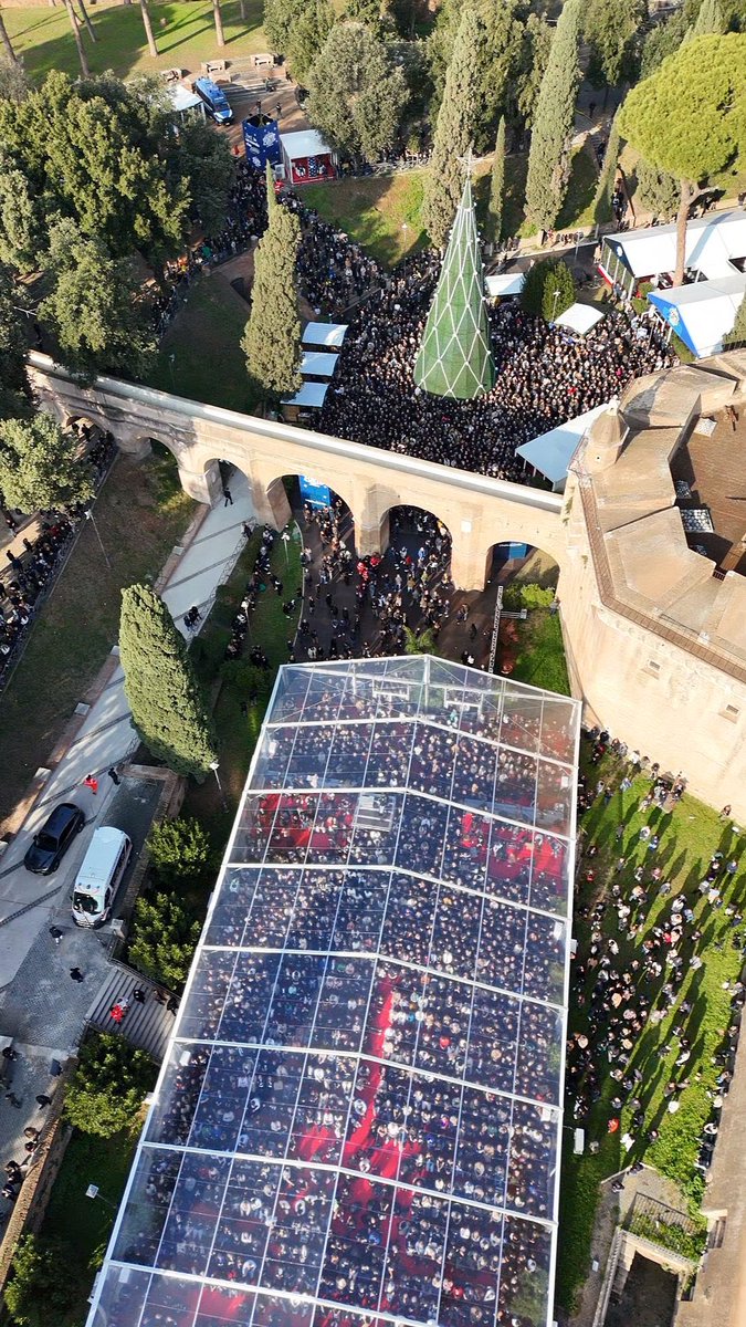 Un grazie sincero a tutti coloro che oggi sono venuti ad #Atreju ma che, per i limiti di spazio, non sono riusciti a entrare in sala.
La vostra presenza fuori, così numerosa e partecipe, è stata un segnale forte che ho sentito chiaramente.
Grazie di cuore per l’affetto, il