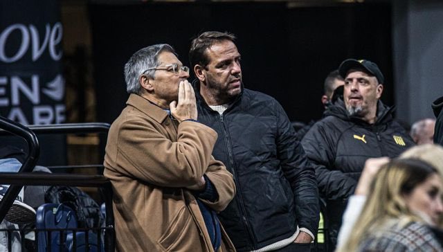 Muslera tenia un acuerdo verbal con Peñarol. Cuando fue a firmar su contrato, el mismo decía otra cifra. Lo tomó cómo una falta de respeto, se fue a Estudiantes.

Un mes después cerraron a Cortes, por más plata y de peor rendimiento

5 meses después están buscando otro arquero