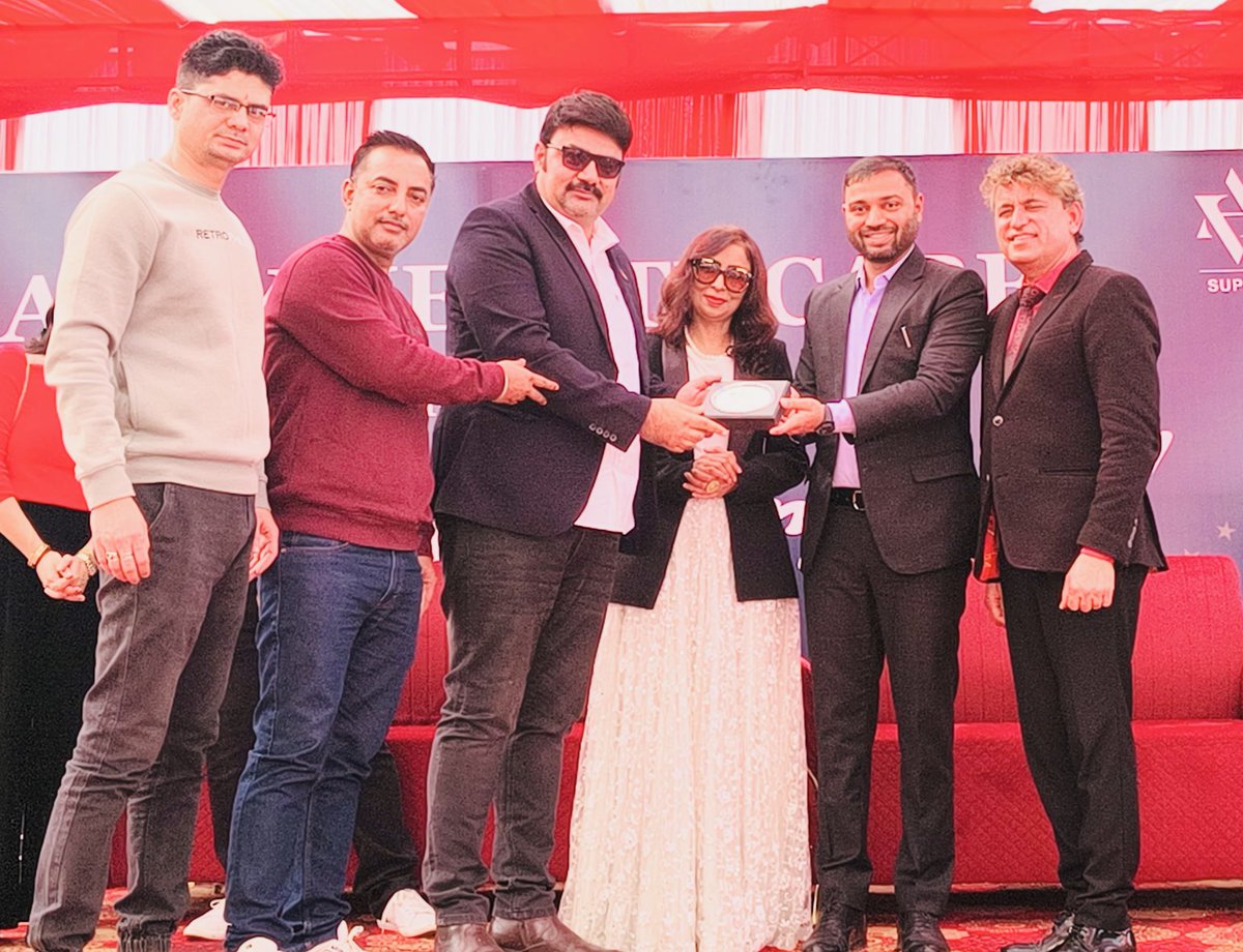 Praveenmalik86's tweet photo. Felicitated by Sh Pradeep Malik (IAS), Commissioner, @MCManesar for our initiative &amp; work towards Waste Management &amp; environment conservations in the Event Organised by Aarvy Hospital @IAS_Pradeep_001 @DevelopNewGgn https://t.co/ULSzQS9nLa