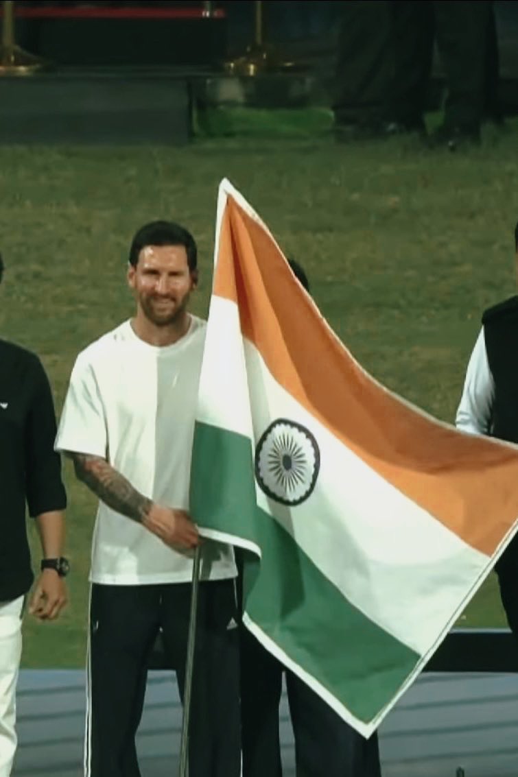 reignvk18's tweet photo. This messi pic with Indian flag might have been so GOATed, but the foggy enviornment ruined everything

Thanks to the pollution, feeling proud as Indian 🇮🇳🫡 https://t.co/zOPA4wYjJ4