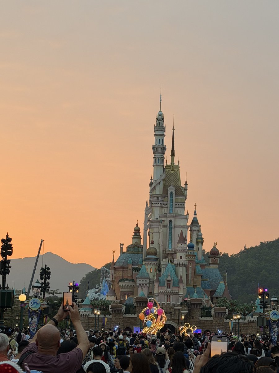 MasterChua23's tweet photo. Hong kong disneyland https://t.co/Vj8Sdb1F4U