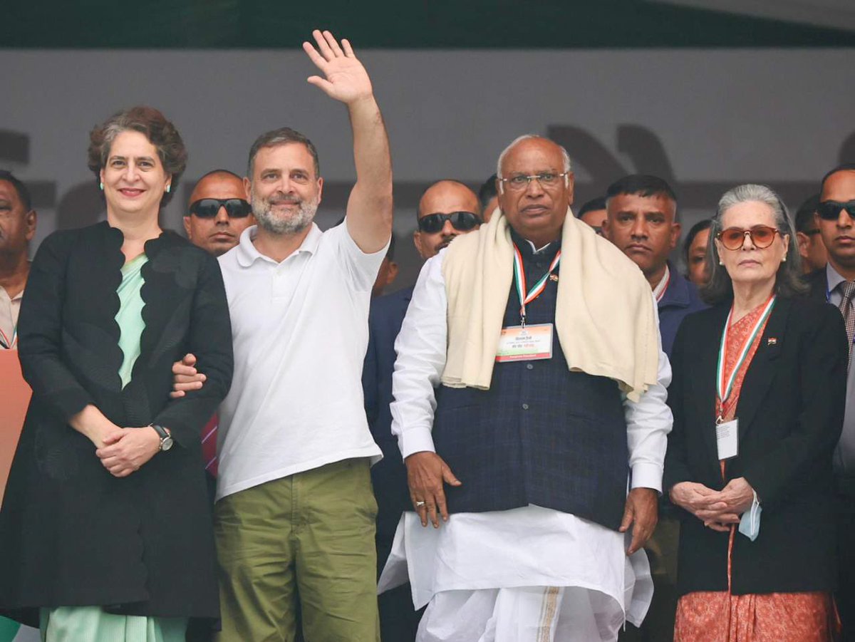 GovindDotasra's tweet photo. आज दिल्ली में #वोट_चोर_गद्दी_छोड़ महारैली में कांग्रेस अध्यक्ष @kharge जी, नेता विपक्ष @RahulGandhi जी और कांग्रेस महासचिव @priyankagandhi जी को सुनने के लिए उमड़ा जनसैलाब इस बात का सबूत है कि देश जाग चुका है। 

#वोट_चोरी और लोकतंत्र पर हो रहे हमलों के खिलाफ देश में आक्रोश है। आज हमला सिर्फ अधिकारों पर नहीं, बल्कि हर आम नागरिक की आवाज़, उसके वोट और उसके भविष्य पर हो रहा है।

संसद में जनहित के मुद्दों को दबाया जा रहा है और लोकतंत्र को वोट चोरी एवं SIR जैसे षड्यंत्रों से कमजोर किया जा रहा है।

सच्चाई ये है कि अगर भाजपा ईमानदारी से, निष्पक्ष चुनाव लड़ ले, तो जनता उसे सत्ता से बाहर का रास्ता दिखा देगी।

आज प्रदेश से हज़ारों कार्यकर्ताओं, नेताओं और आम लोगों के साथ महारैली में शामिल होकर जनता की आवाज़ बुलंद की। 
#VoteChorGaddiChhod