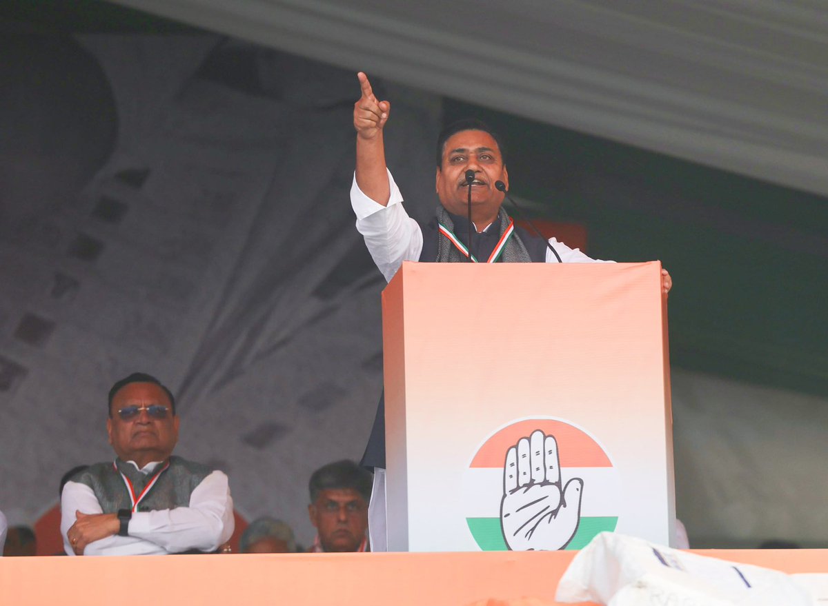 GovindDotasra's tweet photo. आज दिल्ली में #वोट_चोर_गद्दी_छोड़ महारैली में कांग्रेस अध्यक्ष @kharge जी, नेता विपक्ष @RahulGandhi जी और कांग्रेस महासचिव @priyankagandhi जी को सुनने के लिए उमड़ा जनसैलाब इस बात का सबूत है कि देश जाग चुका है। 

#वोट_चोरी और लोकतंत्र पर हो रहे हमलों के खिलाफ देश में आक्रोश है। आज हमला सिर्फ अधिकारों पर नहीं, बल्कि हर आम नागरिक की आवाज़, उसके वोट और उसके भविष्य पर हो रहा है।

संसद में जनहित के मुद्दों को दबाया जा रहा है और लोकतंत्र को वोट चोरी एवं SIR जैसे षड्यंत्रों से कमजोर किया जा रहा है।

सच्चाई ये है कि अगर भाजपा ईमानदारी से, निष्पक्ष चुनाव लड़ ले, तो जनता उसे सत्ता से बाहर का रास्ता दिखा देगी।

आज प्रदेश से हज़ारों कार्यकर्ताओं, नेताओं और आम लोगों के साथ महारैली में शामिल होकर जनता की आवाज़ बुलंद की। 
#VoteChorGaddiChhod
