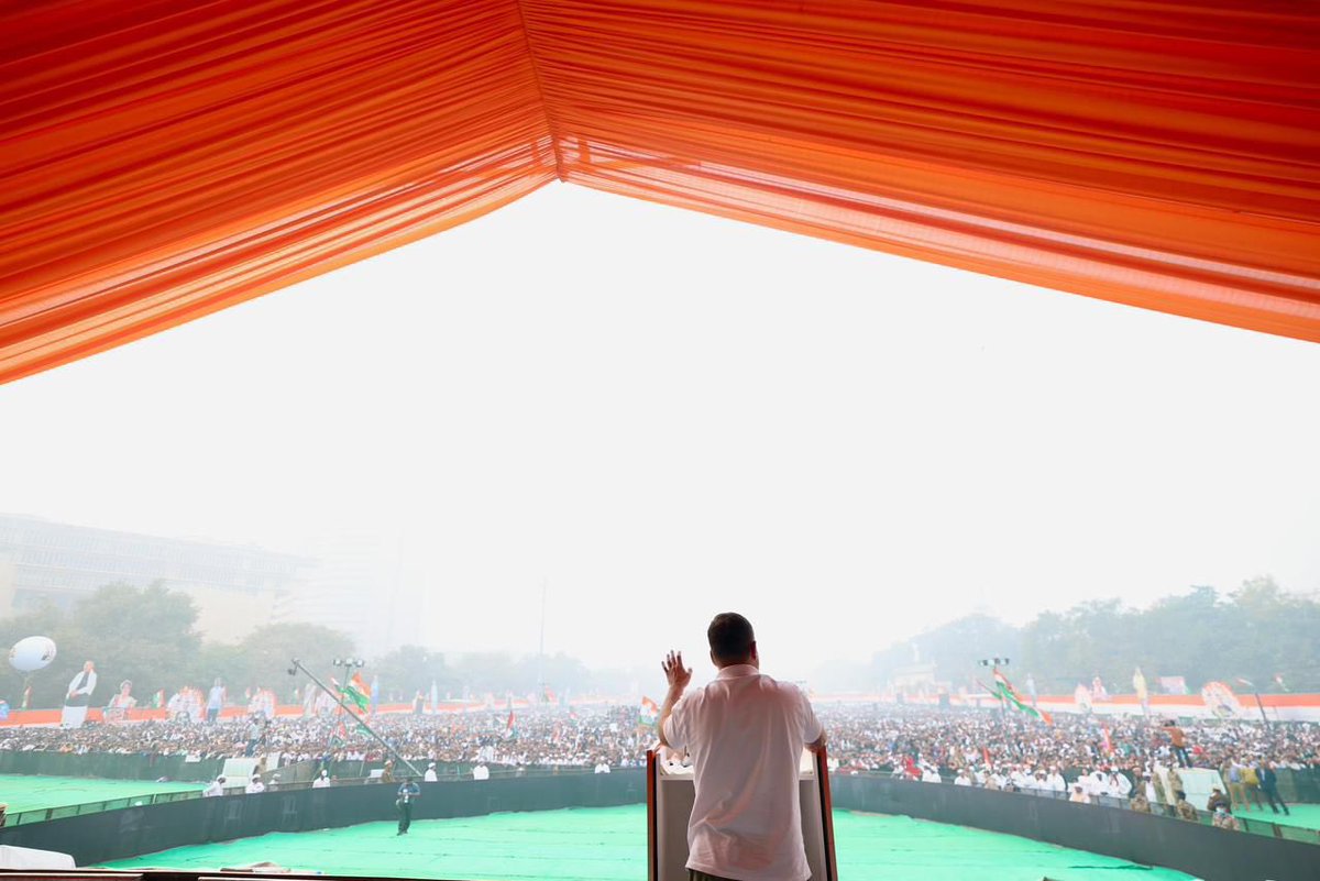 GovindDotasra's tweet photo. आज दिल्ली में #वोट_चोर_गद्दी_छोड़ महारैली में कांग्रेस अध्यक्ष @kharge जी, नेता विपक्ष @RahulGandhi जी और कांग्रेस महासचिव @priyankagandhi जी को सुनने के लिए उमड़ा जनसैलाब इस बात का सबूत है कि देश जाग चुका है। 

#वोट_चोरी और लोकतंत्र पर हो रहे हमलों के खिलाफ देश में आक्रोश है। आज हमला सिर्फ अधिकारों पर नहीं, बल्कि हर आम नागरिक की आवाज़, उसके वोट और उसके भविष्य पर हो रहा है।

संसद में जनहित के मुद्दों को दबाया जा रहा है और लोकतंत्र को वोट चोरी एवं SIR जैसे षड्यंत्रों से कमजोर किया जा रहा है।

सच्चाई ये है कि अगर भाजपा ईमानदारी से, निष्पक्ष चुनाव लड़ ले, तो जनता उसे सत्ता से बाहर का रास्ता दिखा देगी।

आज प्रदेश से हज़ारों कार्यकर्ताओं, नेताओं और आम लोगों के साथ महारैली में शामिल होकर जनता की आवाज़ बुलंद की। 
#VoteChorGaddiChhod