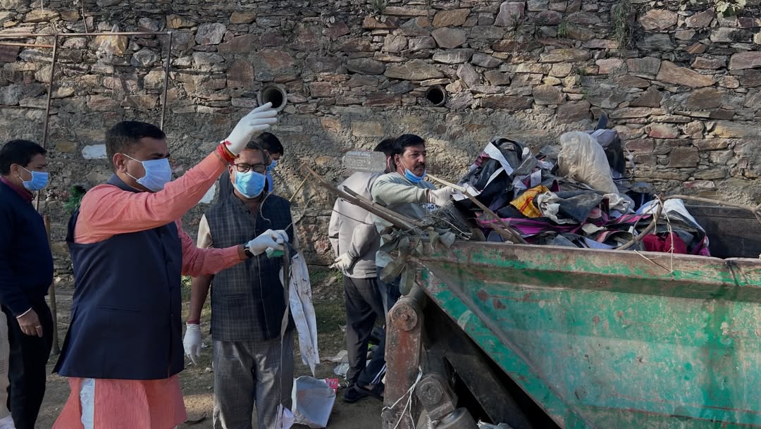 उदयपुर में राज्य सरकार के 2 वर्ष पूर्ण होने पर नगर निगम द्वारा व्यापक स्वच्छता अभियान चलाया गया।
संभागीय आयुक्त, निगम आयुक्त, प्रशासनिक अधिकारी, जनप्रतिनिधि व नागरिकों ने श्रमदान कर धार्मिक स्थलों, ऐतिहासिक द्वारों व सार्वजनिक स्थानों की सफाई की।
संदेश स्वच्छ उदयपुर, सुंदर उदयपुर