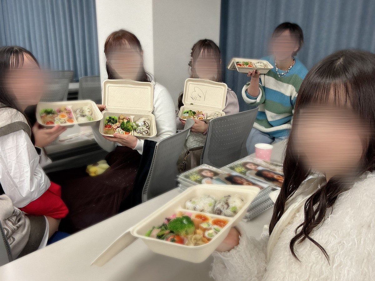 _komi15's tweet photo. お弁当も居酒屋もみんなといれて楽しすぎた🥹🫶💗今回は最後まで一緒にいれなかったけど次回こそ！良いお年をができて良かった🥲✨
#込山榛香 #こみはる https://t.co/GBZWfluVIE