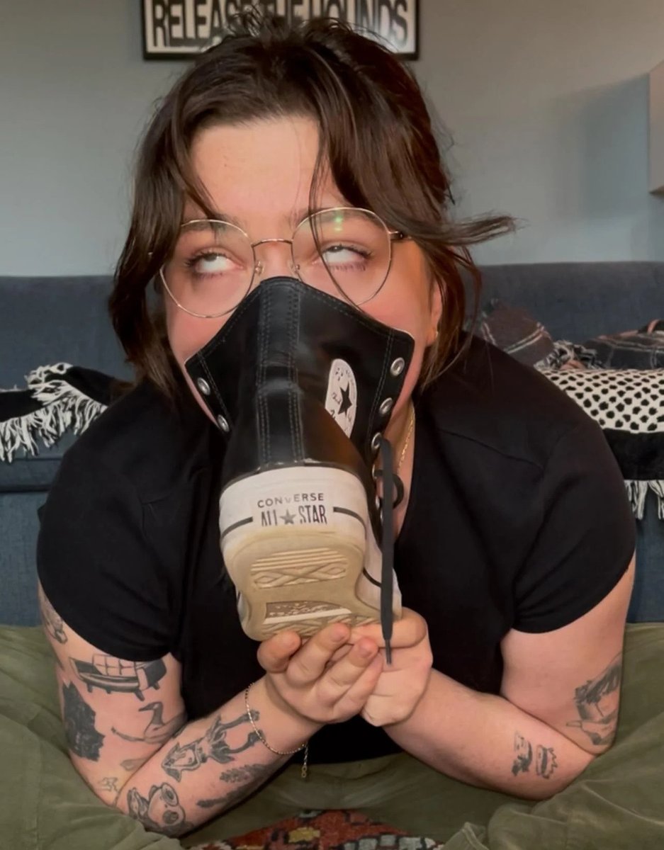 Dumb_Goontard's tweet photo. You crave humiliation and abuse. Why dont you sniff your own stinky shoes beta bitch🙄Fill your lungs with sweaty air, let it intoxicate you😵‍💫 You can pretend they're my shoes if it helps🤣 Male feet smell so gross but you're too desperate to resist 🤭
#findom #humiliation https://t.co/ip0Pvf5suc