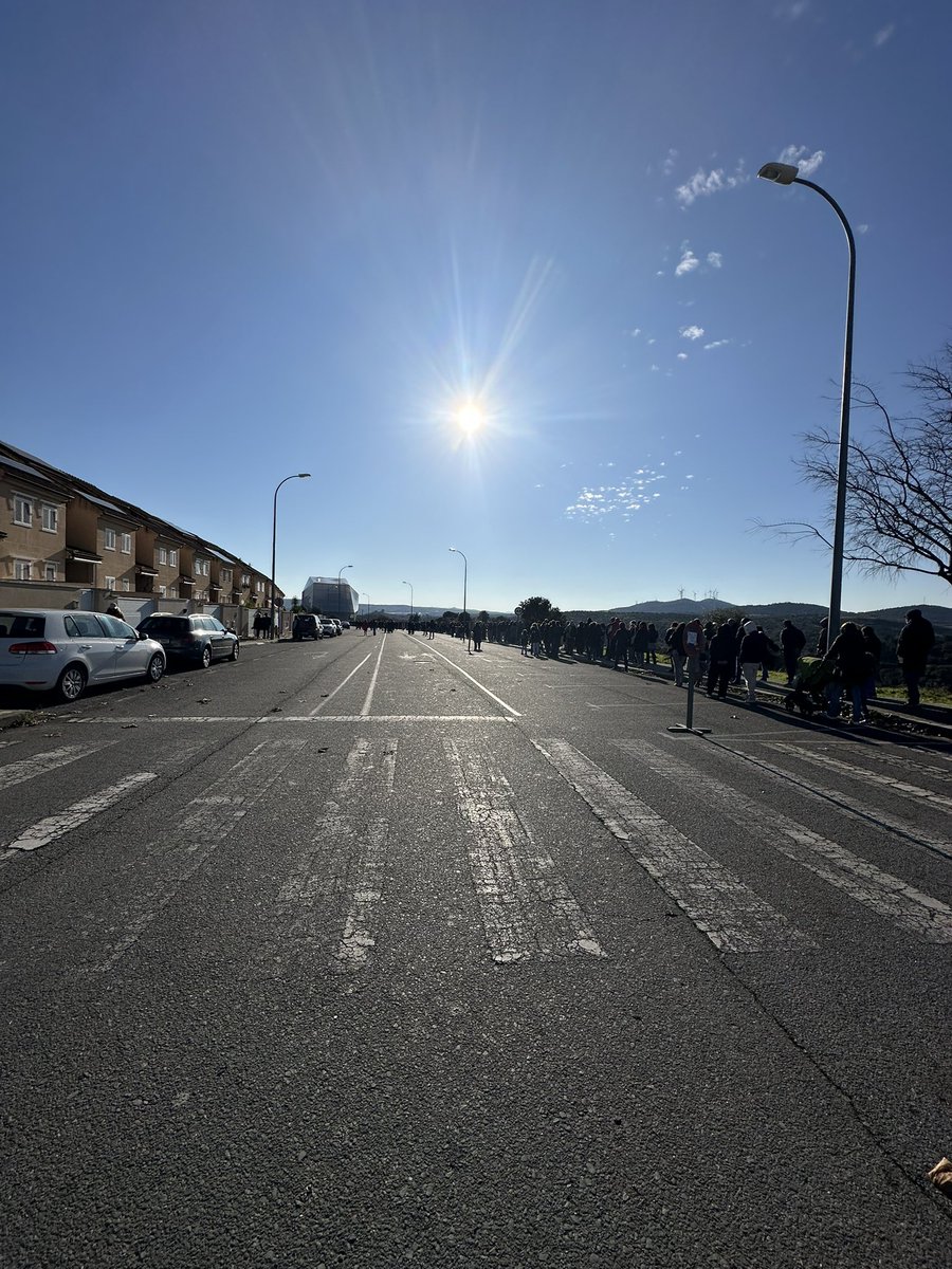 Me he cruzado España en coche llorando y recordando momentos inolvidables. Y ahora una lagrimilla más (sin permiso), pero de alegría y orgullo. Larguísima la cola para despedir a Robe. 🥲💔