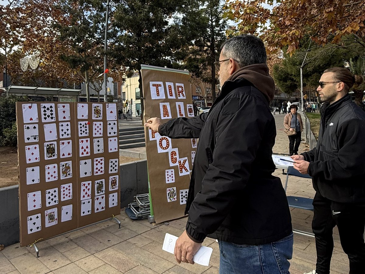 GabrielFerDiaz's tweet photo. A la plaça del Pi, al «Casino Solidari» contra el càncer! Iniciativa organitzada pels alumnes de l’EEE Xaloc i Sabadell Gent Gran @parctauli en suport a #LaMarató3Cat. Gràcies, @pfarres1, equip, alumnes i comerç de #CanOriac, per fer barri, ciutat i somriures!
👥 #GentSabadell https://t.co/KfoS0q6r5C