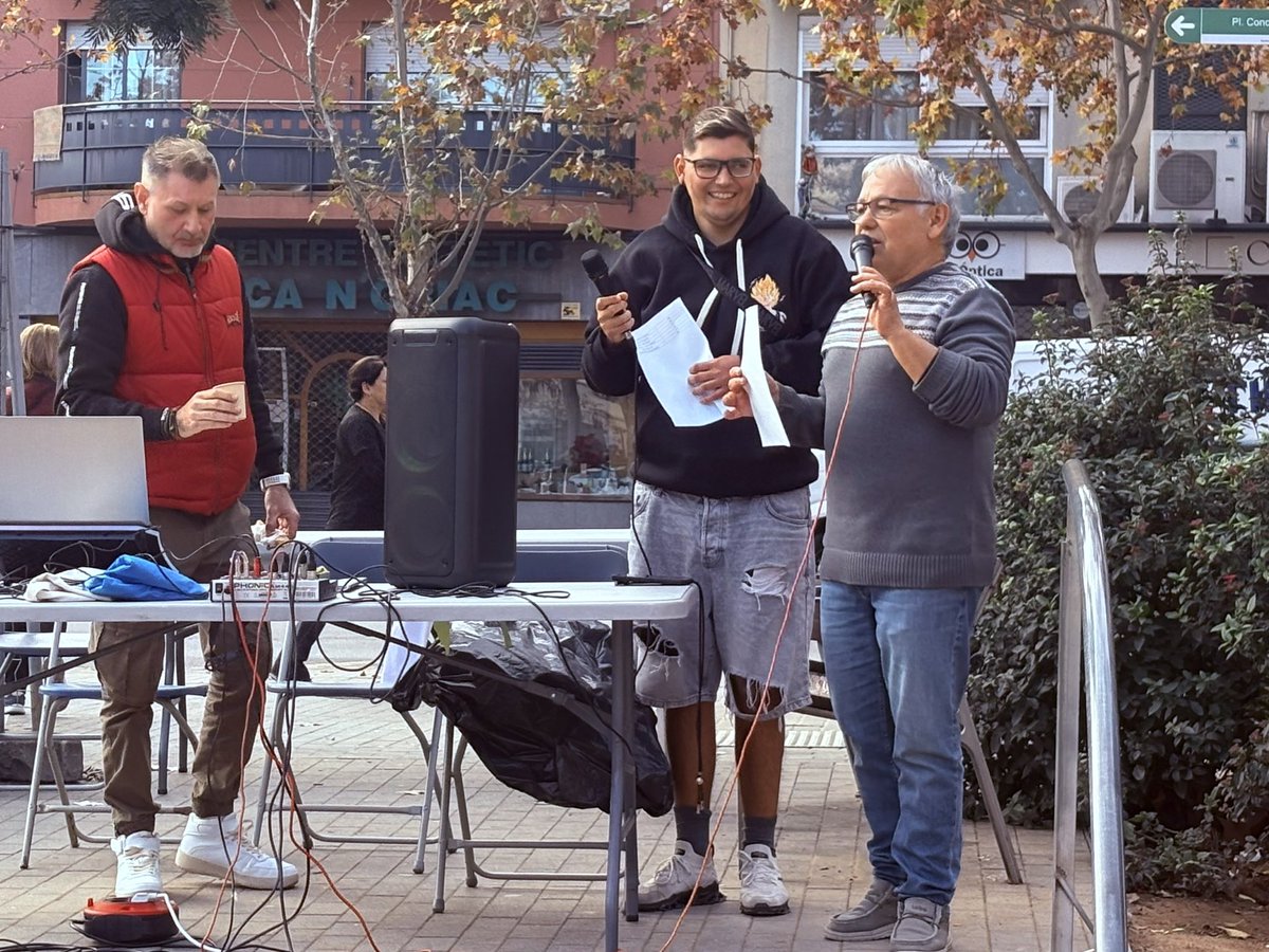 GabrielFerDiaz's tweet photo. A la plaça del Pi, al «Casino Solidari» contra el càncer! Iniciativa organitzada pels alumnes de l’EEE Xaloc i Sabadell Gent Gran @parctauli en suport a #LaMarató3Cat. Gràcies, @pfarres1, equip, alumnes i comerç de #CanOriac, per fer barri, ciutat i somriures!
👥 #GentSabadell https://t.co/KfoS0q6r5C