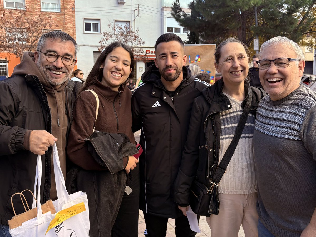 GabrielFerDiaz's tweet photo. A la plaça del Pi, al «Casino Solidari» contra el càncer! Iniciativa organitzada pels alumnes de l’EEE Xaloc i Sabadell Gent Gran @parctauli en suport a #LaMarató3Cat. Gràcies, @pfarres1, equip, alumnes i comerç de #CanOriac, per fer barri, ciutat i somriures!
👥 #GentSabadell https://t.co/KfoS0q6r5C