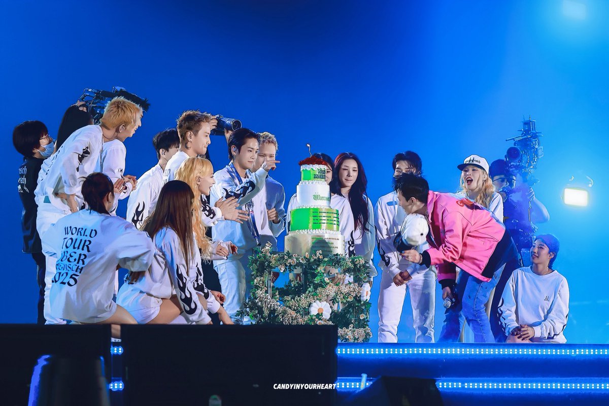 GDgd1118's tweet photo. 고양때 넘 추워아쉬웠는데 오늘은 넘 좋았다.. 멀고 모든 사진이 망때문에 망했지만😂 4시간동안 무대위 지드래곤과권지용을 볼수있어 행복한시간이였어👍정~~~말 그동안 수고많았구 이젠 좀 푹 쉬기를🙏 사랑한다🩵 https://t.co/npuYPDUwhL