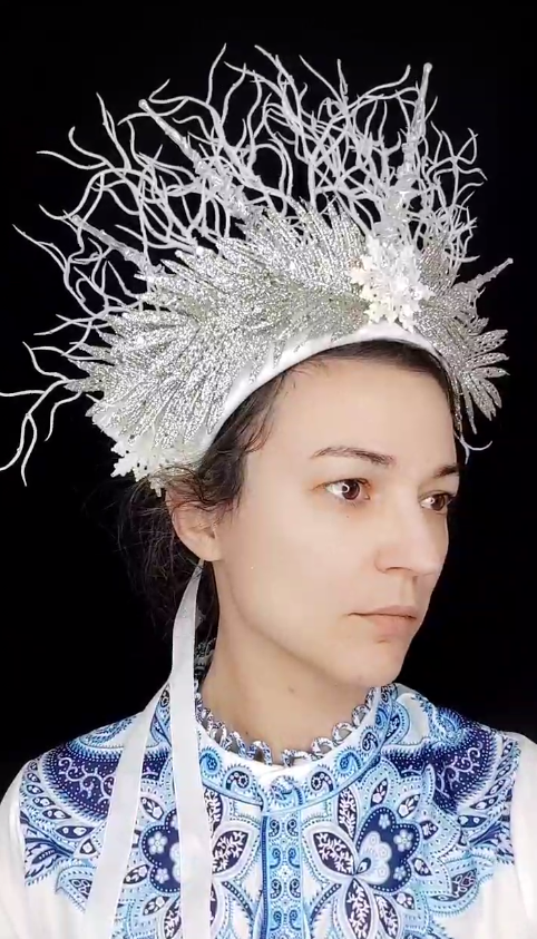 Подруга тут наделала вот таких вот (и похожих по стилю) украшений. Продает или сдает в аренду (Челябинск). Еще она великолепно шьет, но это другая история. Но не умеет в пиар. Поэтому я за нее :)  Кому интересно пишите, дам контакты.