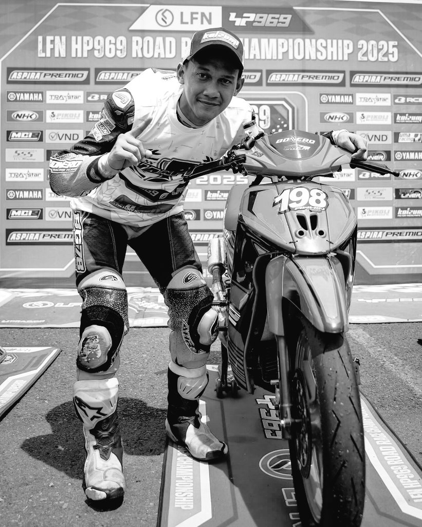 LambeResing's tweet photo. Innalilahi Wa Inna Ilaihi Raji'un.

Kabar duka datang dari dunia roda dua tanah air 🥀

Pembalap lokal, Ahwin Sanjaya, meninggal dunia setelah mengalami crash, saat turun pada gelaran Sumatra Cup Prix di Jambi.

Pembalap dengan nomor 198 tersebut terlibat crash, saat mengikuti SCP di kelas 4T 150cc TU.

Semoga Almarhum ditempatkan di sisi terbaik, dan pihak keluarga yang ditinggalkan diberikan ketabahan 🙏