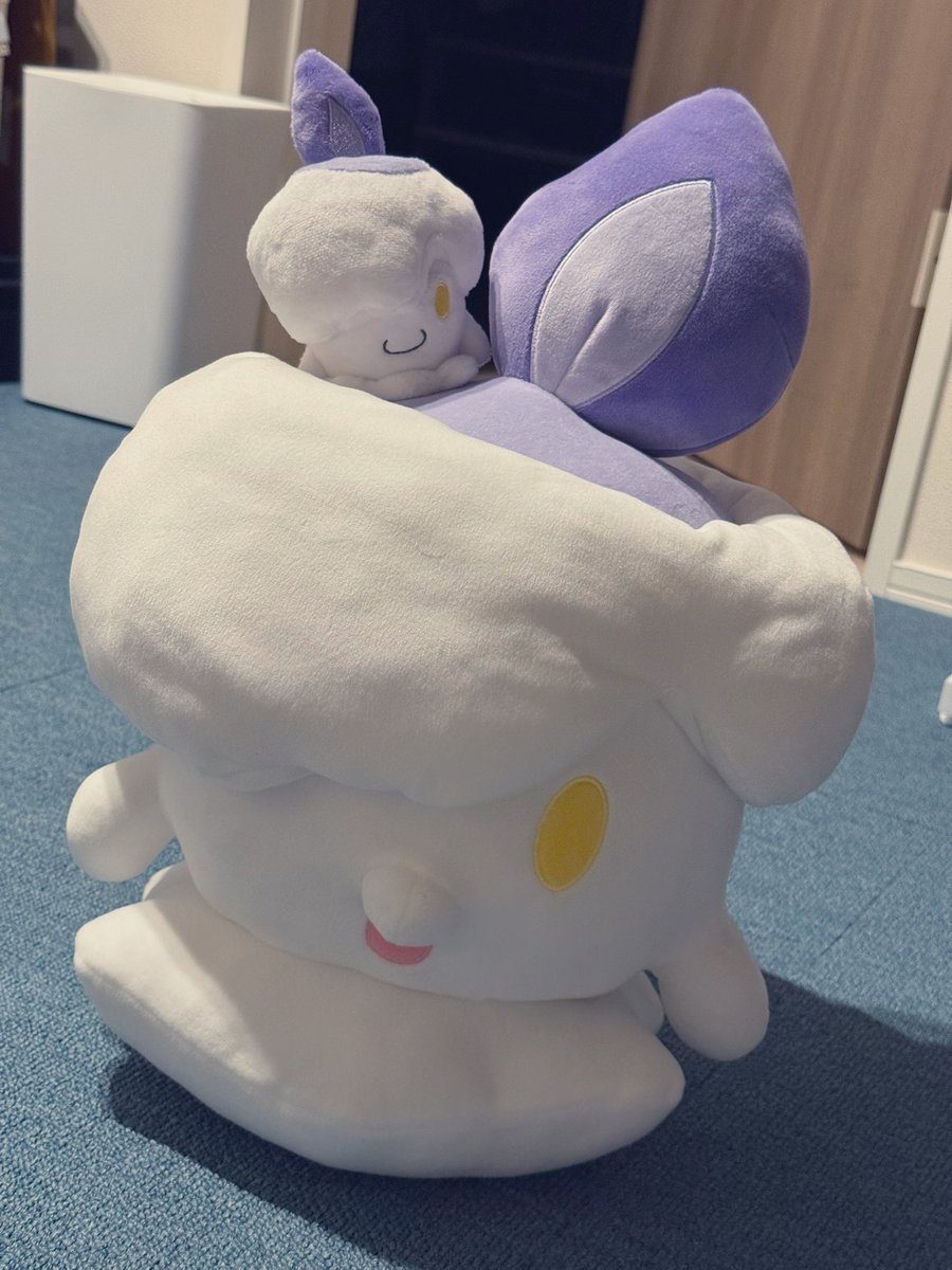 来週末は東京にいないから都心クリスマス楽しんできた！⛄️🎄❄️
「クリスマスだからいいよ〜」ってでかモシ買ってもらった( *´꒳`*)🕯️ｶﾜｲｲ
アフタヌーンティーの生演奏ジャズもよかったー！🎹