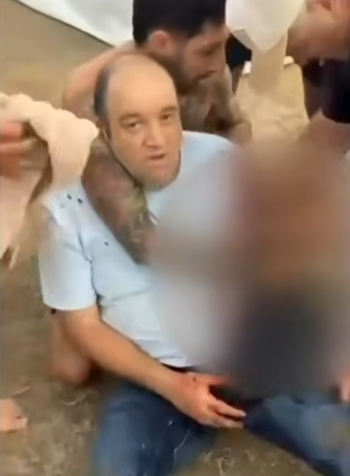 RaymondFHakim's tweet image. 🔴 ستكتب عنك صحف العالم، 
ان البطل اللبناني أحمد الأحمد خاطر بحياته من أجل إنقاذ حياة الناس،
وواجه الموت من مسافة صفر

أحمد الأحمد سلامة
 قلبك