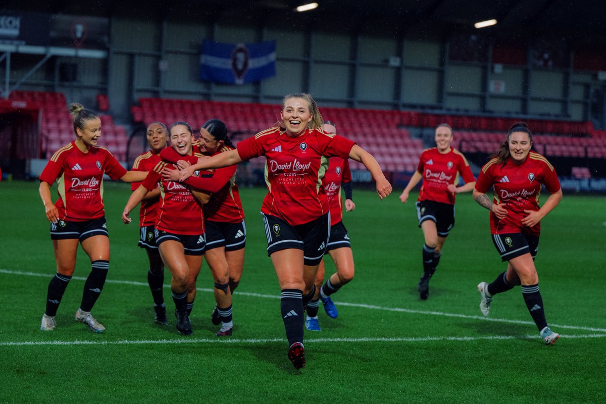 What a start!

Quickfire goals from Meg Kolbuck and Abbey Howarth (x2) have put us 3-1 up against Pilkington!

#SCLPIL