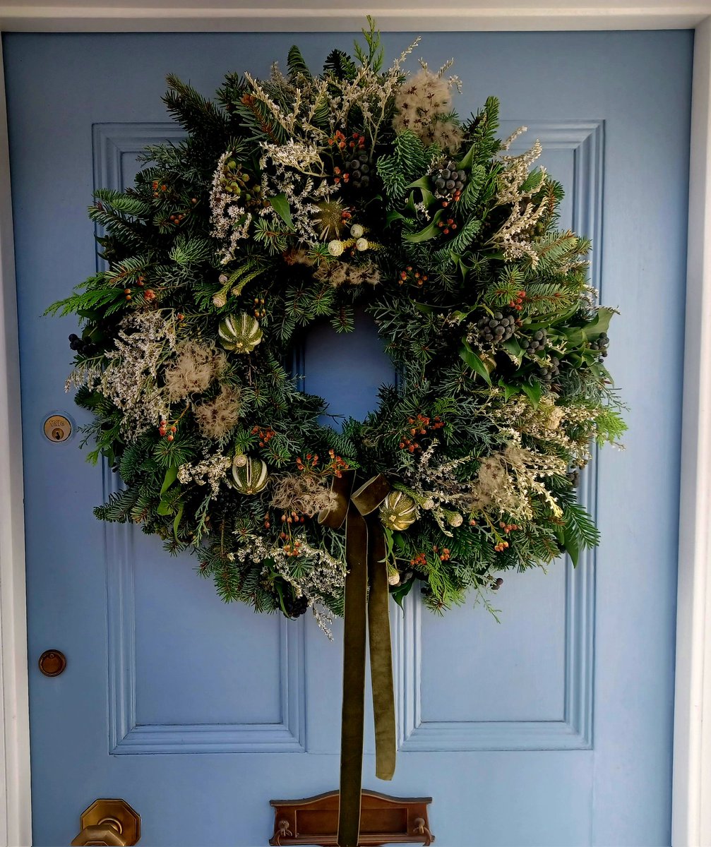Some top notch #wreaths in #midhurst
#westsussex 
#christmaswreaths 
#doorart