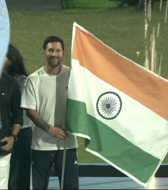 LoksattaLive's tweet photo. #CaptionPlease

या फोटोला तुम्ही काय कॅप्शन द्याल?
https://t.co/2jrmCKvB4K 

#Sports #LionelMessi #India #Mumbai #WankhedeStadium #MessiInIndia #FootballLegend https://t.co/nSCjpc52jE