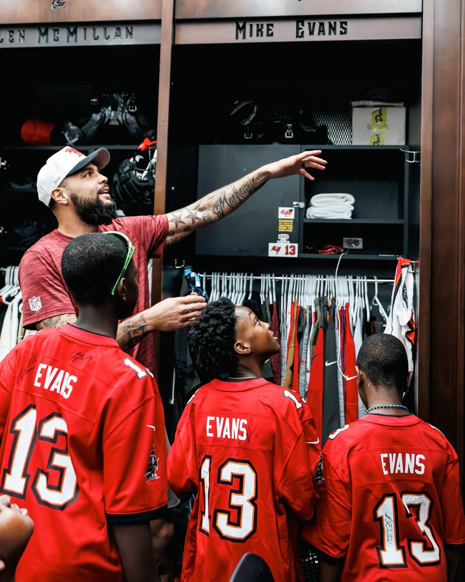 The @MikeEvansFamil1 hosted 15 kids at our facility for lunch, games & surprise gifts from their wish lists 🎁
Thank you for constantly giving back to Tampa Bay, @MikeEvans13_ 🙏