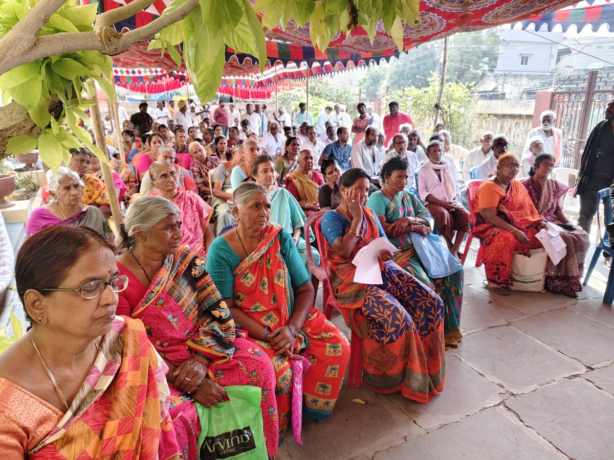 SambaYeluri's tweet image. ప్రజల ఆరోగ్యమే మా లక్ష్యం

కారంచేడు గ్రామంలో ఎమ్మెల్యే ఏలూరి సాంబశివరావు సారధ్యంలో నిర్వహించిన ఉచిత మెగా కంటి వైద్య శిబిరానికి అనూహ్య స్పందన.
425 మందికి పరీక్షలు – 105 మందికి శస్త్రచికిత్సల సూచన.

రాజకీయాలకతీతంగా సేవే మా మార్గం 🙏

#YeluriCharitableTrust #FreeEyeCamp