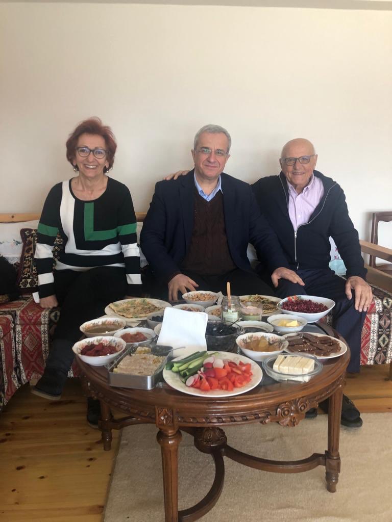 Sevgili hocam ve dostum Prof. Dr. Ahmet Dervişoğlu’nun vefatını büyük bir üzüntüyle öğrendim. Allah rahmet eylesin. Ahmet Hoca, bizlerin yetişmesinde ve bilim yolundaki çabalarımızda çok büyük emeği olan abide şahsiyetlerden biriydi. Bilhassa son 15 yılda kendisiyle çok yakın