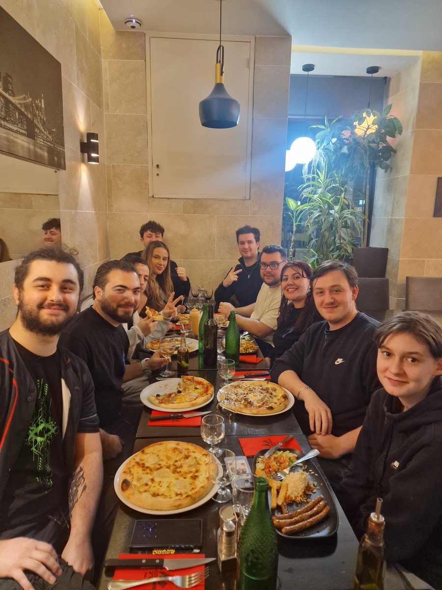 GameAnge's tweet image. 🎉 Merci @Rainbow6FR  pour cet event des 10 ans !

Des rencontres, des retrouvailles @ptyyteConass @OneShooter_ @AFitiaaa nordine @ZoulouTangoRPV @ENEMY_N1 Manon mais surtout une ambiance incroyable pendant et après l’événement. 

Un vrai moment de passion autour de R6 💙🎮