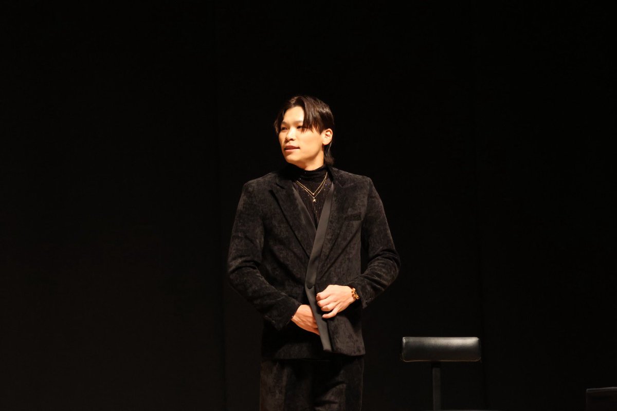 __kkitsune's tweet photo. #FanFanTalk #中川圭太 
ベロアのセットアップ、本当に似合いすぎてかっこよすぎて登場の時声出して頭抱えた、
こんなに似合う？かっこよすぎですよね https://t.co/14gR00ydcn