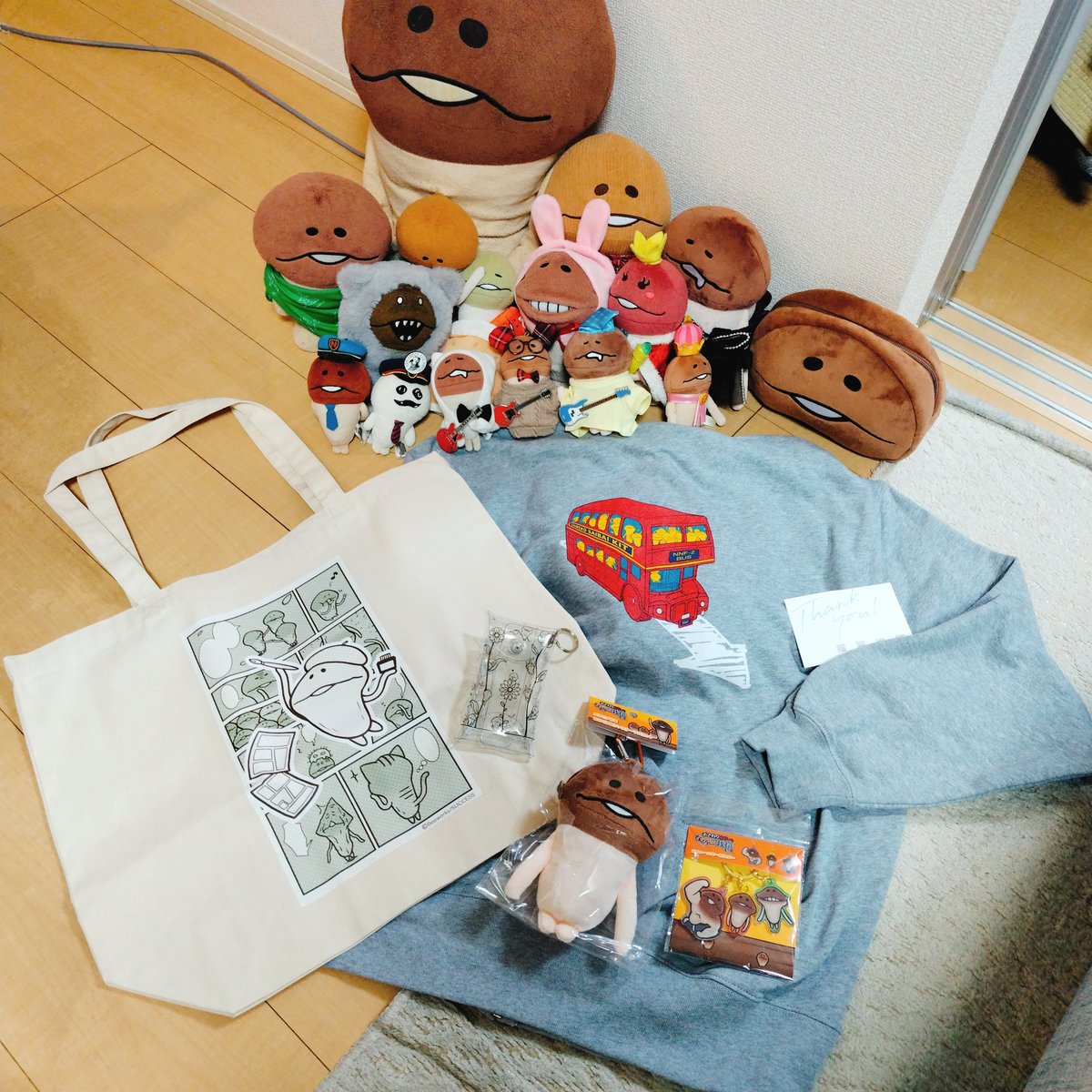o_n_hdk's tweet photo. SUZURIブラックフライデーセール・ティーズファクトリーオンラインのなめこグッズ到着🍄
モドキさんも乗るバスのジップパーカー・Lサイズトート・ミニクリアケース・カラビナ付ぬいぐるみマスコット・モドキさん含むキーホルダー、全部可愛い👜😆
#なめこ #nameko https://t.co/niewGIQvmm