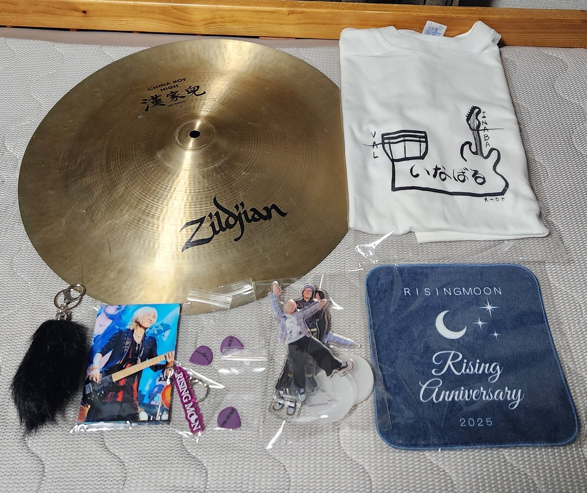 kuroaya_RG's tweet photo. RM名古屋お疲れ様でした!!
とりあえず一通り買えた!尻尾黒引けて嬉しいのとゆーいちさんのピックが可愛い✨
あと諸事情によりチェキが今日だけツーショになりました、四谷と変わらんね?()
そして欲しかったいなばるTシャツと割れシンバル!!戦利品が強すぎる🙂↕🙂↕
#RISINGMOON https://t.co/2Xl5imiEp9