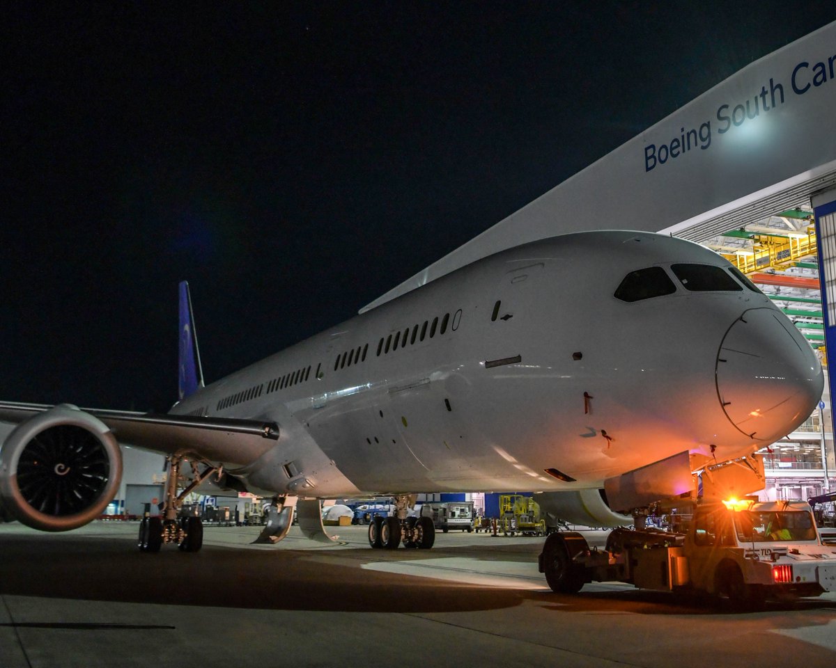 🔴 Riyadh Air’s third Boeing 787-9 Dreamliner has rolled off Boeing’s production line at the company’s Charleston, South Carolina facility. #Airways #News