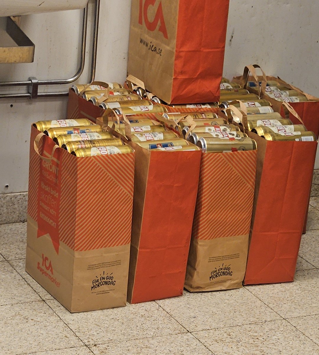KiosklagatMos's tweet photo. Julhälsning till paret som hade ett 40-tal pantkassar packade med denna charmigt, psykopatiska perfektion. Varenda burk troligtvis invändigt torr som fnöske.

Hoppas ni får en arbogskt fröjdefull jul! https://t.co/yAuadxr59v