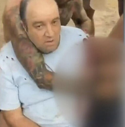Ahmed Al Ahmed – 43-godišnji trgovac voćem iz Sydneya – stao je goloruk pred napadača, razoružao ga i pritom bio dva puta upucan. Time je spasio nepoznat broj civila u terorističkom napadu.

Otac dvoje djece. Musliman. 

Čovjek koji je, dok su meci letjeli, izabrao da ne okrene