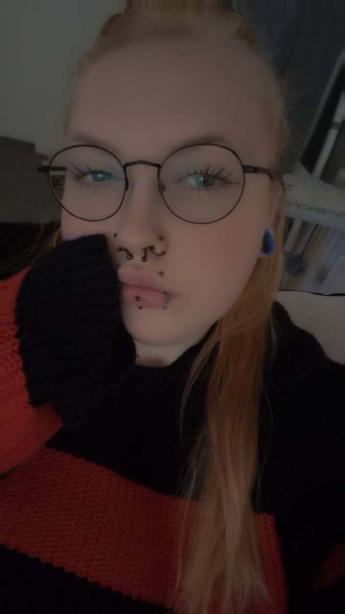 DivineDemo24518's tweet photo. Spoil me 🌀 worship me 🌀 fall for me 🌀 send me everything you have 🌀💸🐷
#findom #mommydomme #paypig #findom #money https://t.co/Z1GfZuzftx