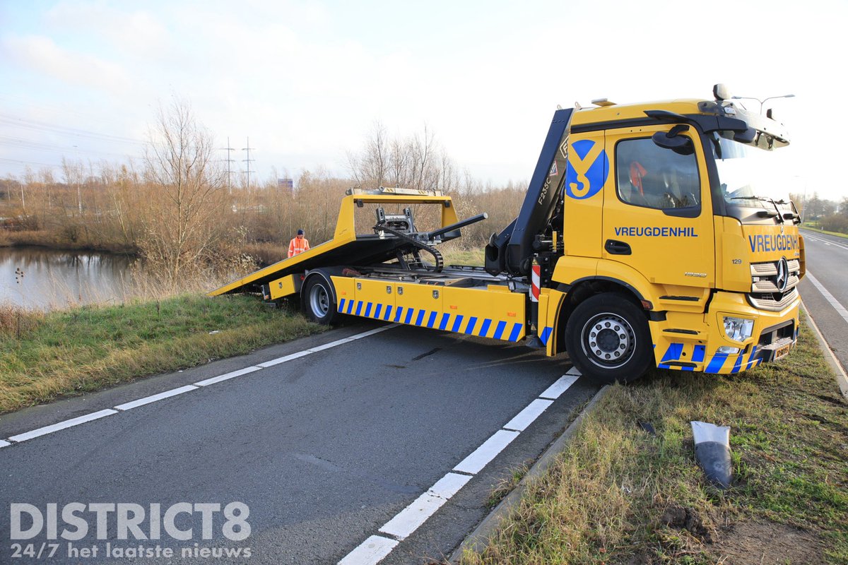 Auto uit het water gehaald bij Schipluiden